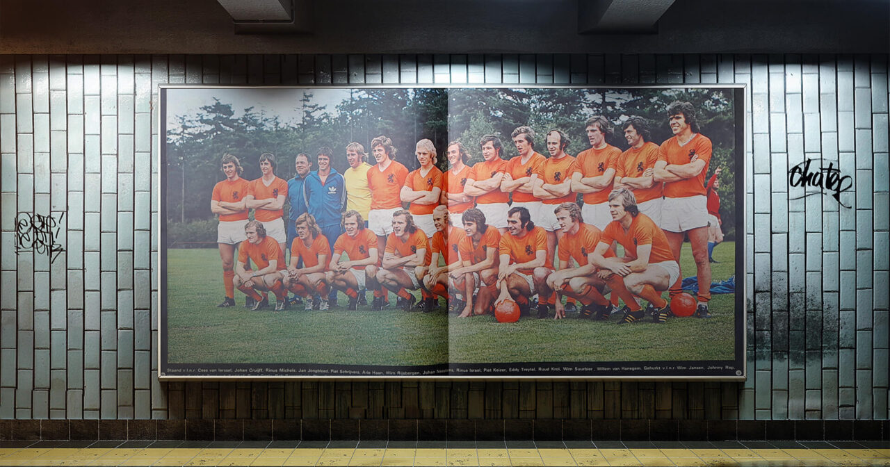 Oude Voetbal Internationals te koop - WK 1974 poster magazine tijdschrift