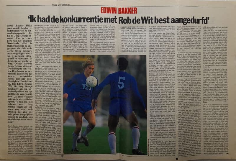 Voetbalspelers in blauwe tenues tijdens een wedstrijd, met een bal tussen hen.