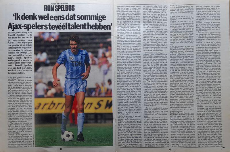 Voetballer in blauw tenue met bal op het veld, klaar voor actie.