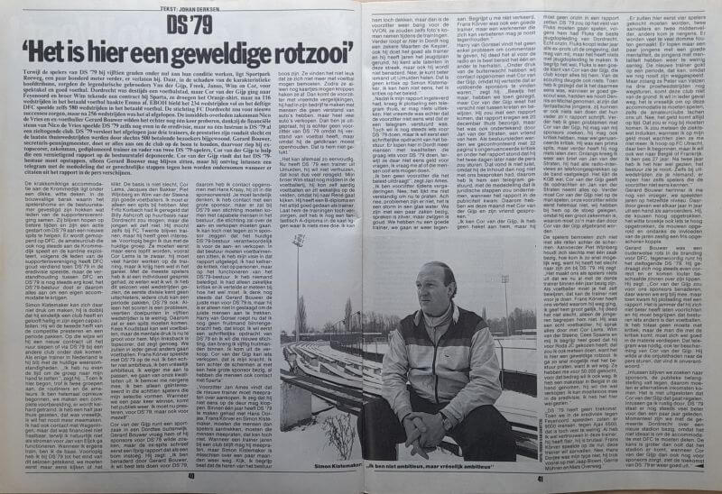 Zwart-wit foto van een man die op een steiger naast een haven met boten zit.