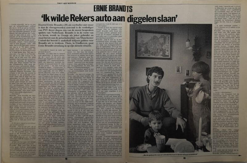 Oudere krant en foto van een gezin met kinderen, vintage sfeer, zwart-wit afbeelding.