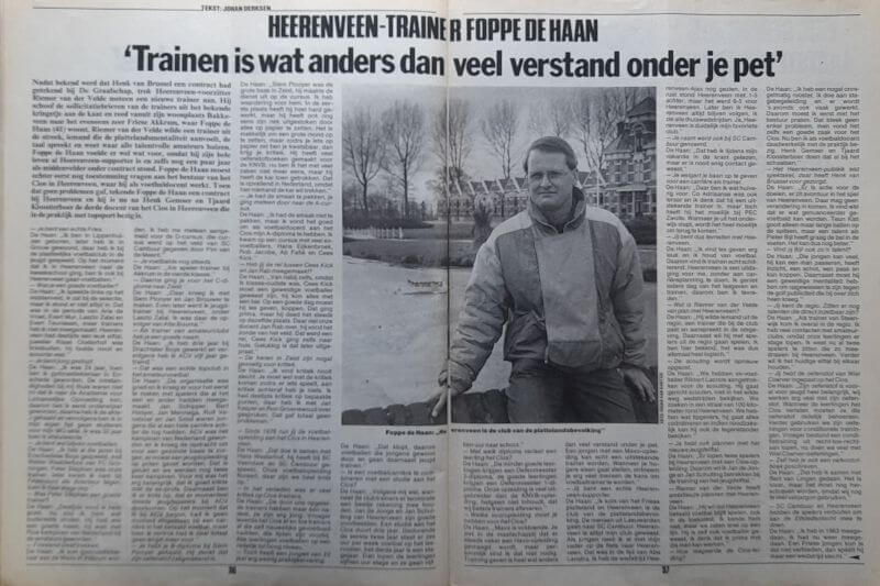 Man traint met hond in park in Heerenveen, outdoor training.