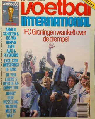 Voetbalteam viert overwinning op magazine cover 1986.