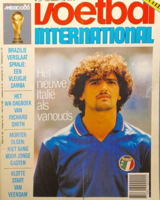 Cover van Voetbal International uit 1986 met een voetballer in blauw shirt.