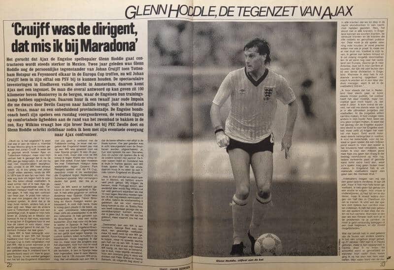 Glenn Hoddle in Ajax tenue met bal, zwart-wit foto uit 1986.
