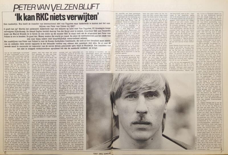 Zwart-wit foto van een jonge voetballer met blonde haar en een serieuze uitdrukking.