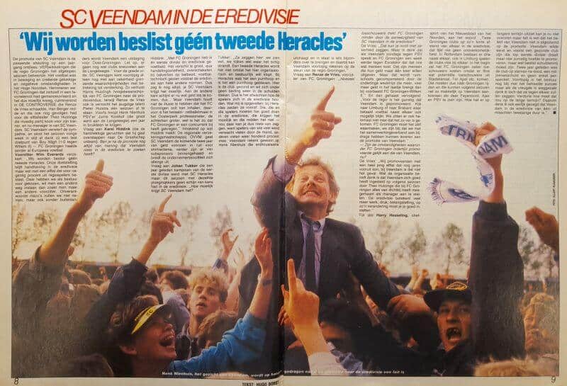 Voetbalwedstrijd met enthousiaste fans en coach in actie.