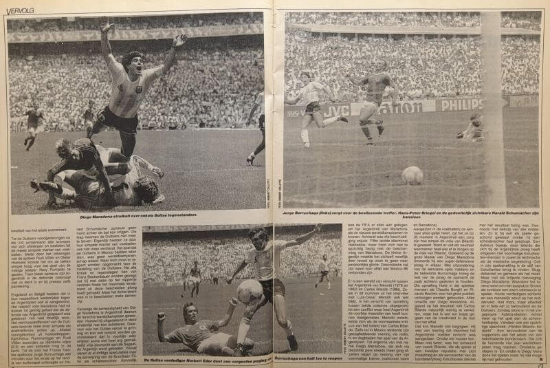 Zwart-wit foto van een voetbalwedstrijd uit 1986 met spelers in actie.