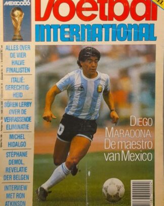 Voetbal International magazine cover met Diego Maradona in actie.