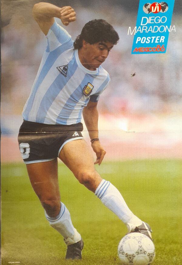 Diego Maradona in Argentijns voetbaloutfit met bal op veld.