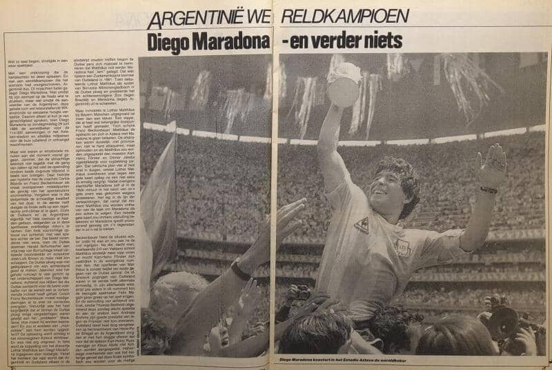Diego Maradona viert WK-zege met Argentinië in stadion.