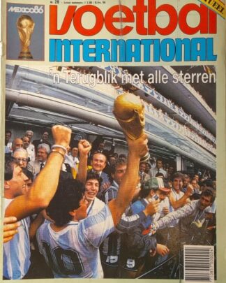 Voetbal International magazine cover met feestende spelers en gouden trofee.
