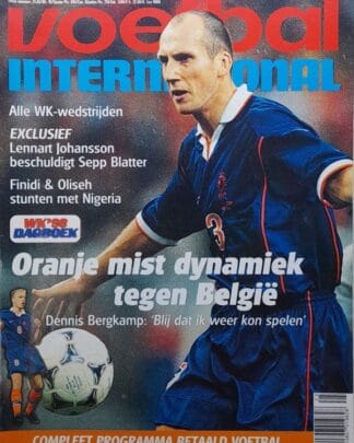 Voetbal International magazine cover met Nederlandse speler in blauw tenue.