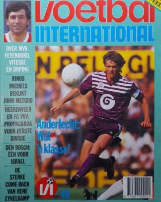 Eerste helft: Voetbal international magazine, wielrenner in actie op het veld, sport en voetbalnieuws.