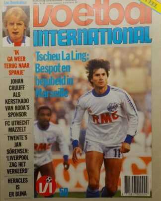 Middenveld in actie tijdens voetbalwedstrijd, gekleed in Marseille shirt met RMC logo.