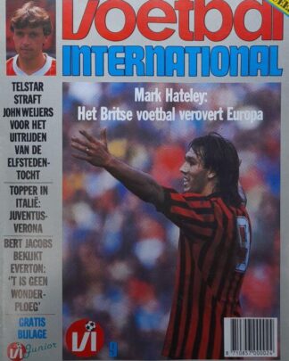 Voetbal International cover met Mark Hateley, voetballer in een rood-zwart gestreept shirt, tijdens.