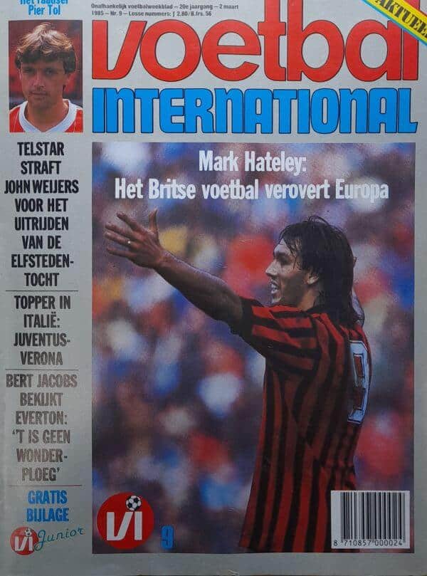 Voetbal International cover met Mark Hateley, voetballer in een rood-zwart gestreept shirt, tijdens.