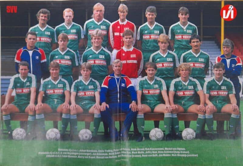 Voetbalteam in groen en rood tenue, klaar voor de wedstrijd.