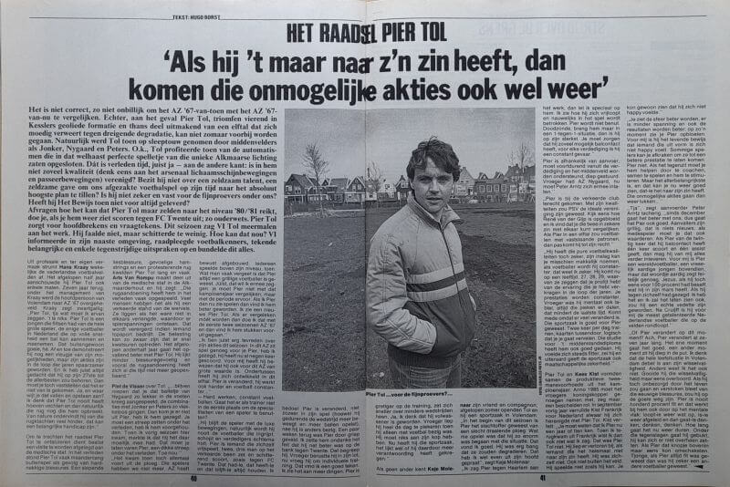 Nostalgische zwart-wit foto van jonge man op pier, omgeven door historische krantenartikelen, symbol.
