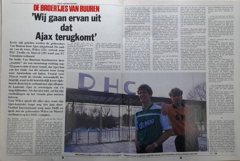 Twee jonge voetballers op het veld met een Ajax-banner op de achtergrond, jeugdvoetbal en sportieve.