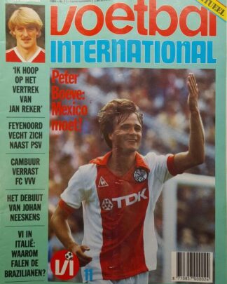 Voetbal International magazine cover met een afbeelding van een voetballer in een rood-wit shirt, fe.