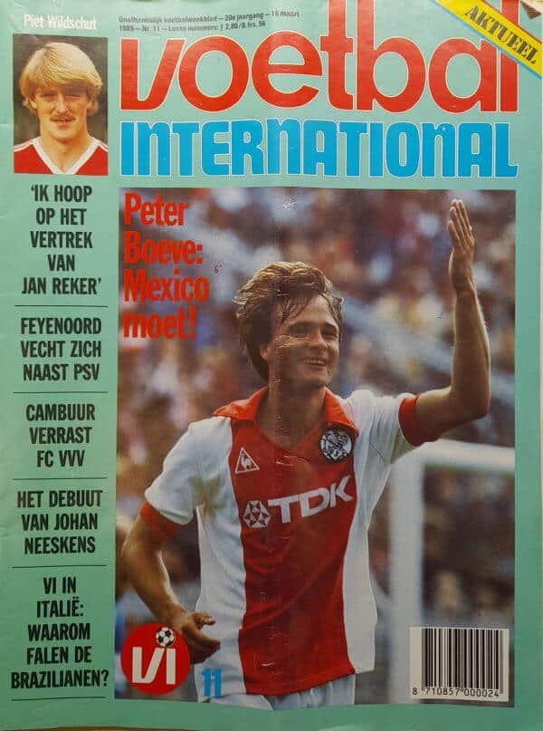 Voetbal International magazine cover met een afbeelding van een voetballer in een rood-wit shirt, fe.