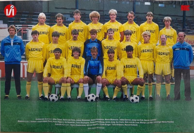Jeugdvoetbalteam Puntertje.nl in gele en blauwe sportkleding op het veld.