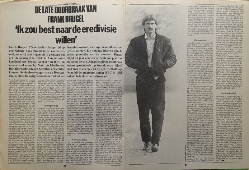 Frank Brugel staat in een zwart-wit foto, gekleed in een jas en broek, met een krant op de achtergro.