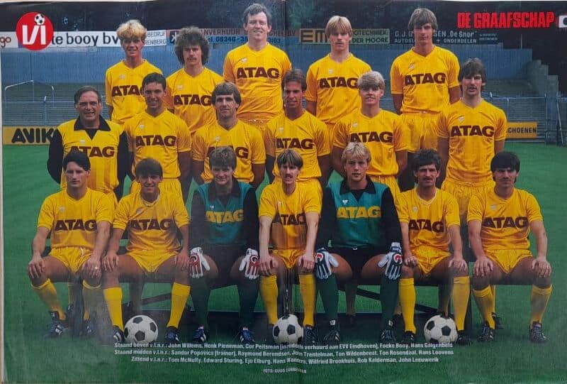 Voetbalteam in gele shirts poseert op het veld voor een wedstrijd.