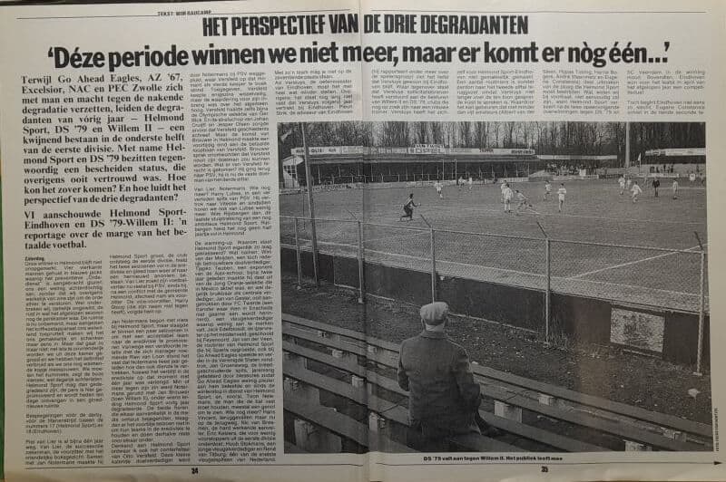 Oudere man kijkt naar een historische voetbalwedstrijd op een veld.