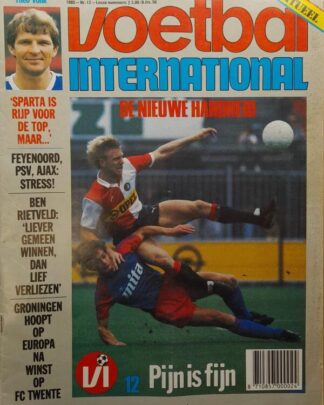 Voetbal International cover met een speler die een tackle uitvoert tijdens een wedstrijd.