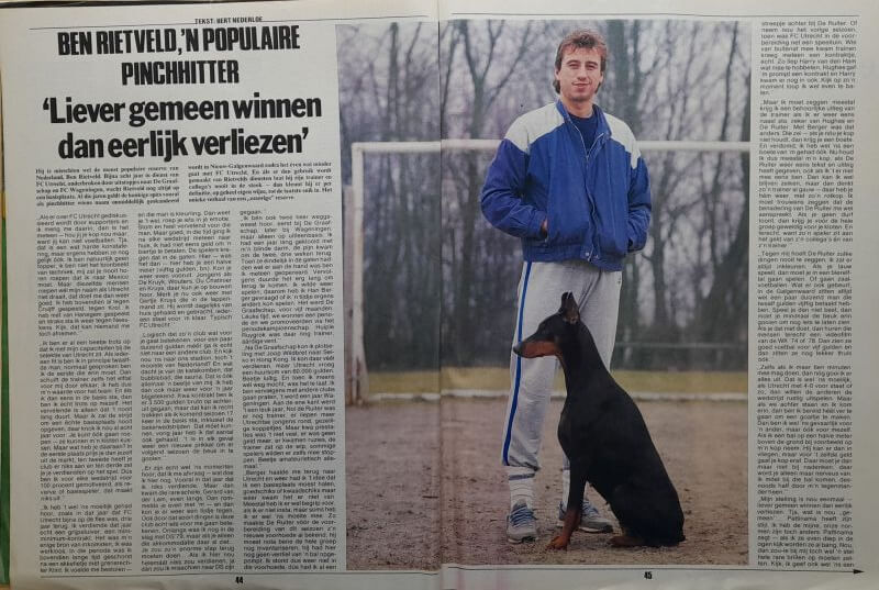 Ben Rietveld met zijn hond op een sportveld, klaar voor training of wedstrijd, in een sportieve outf.