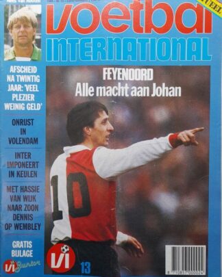 Johan wijst en geeft instructies tijdens Feyenoord wedstrijd, sportief moment op het veld.