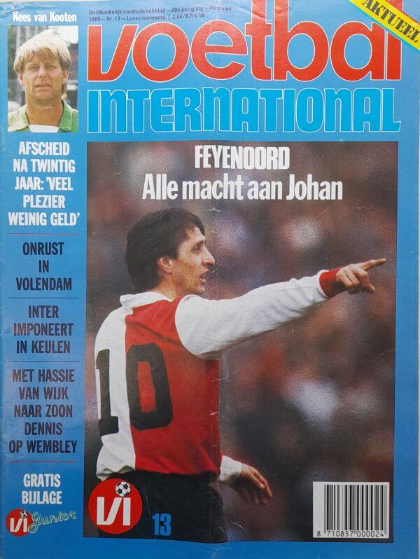 Johan wijst en geeft instructies tijdens Feyenoord wedstrijd, sportief moment op het veld.