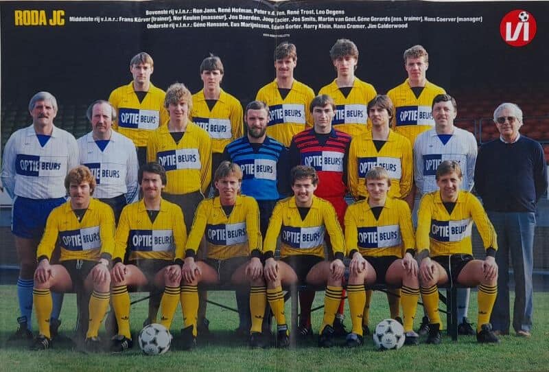 Roda JC jeugdvoetbalteam in gele en blauwe uniformen op het veld.
