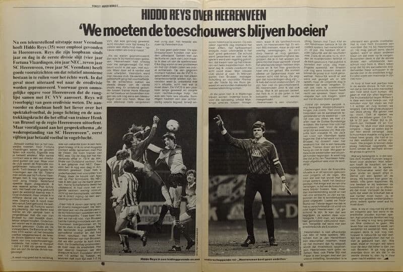 Voetbalwedstrijd met spelers en scheidsrechter, actie vastgelegd tijdens een sportevenement.