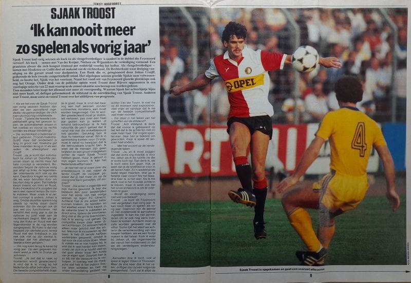 Voetballer in actie met bal tijdens een wedstrijd, krant op de achtergrond, sport en voetbalmoment.