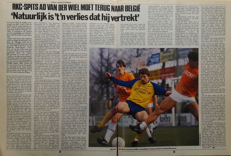 Spelers in een spannende voetbalwedstrijd, met één speler die de bal probeert te winnen van een tege.