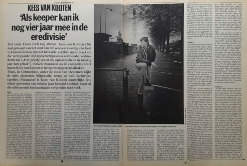 Kees van Kooten zit op een bankje in een park, zwart-wit foto, reflecterend en contemplatief.