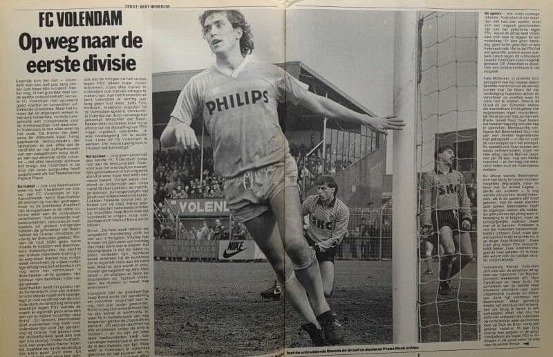 Voetbalspeler viert doelpunt voor FC Volendam tijdens wedstrijd, met andere spelers op de achtergron.