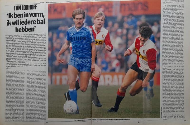 Voetbalwedstrijd met spelers in actie, inclusief een speler in blauw en twee spelers in rood-wit, ti.
