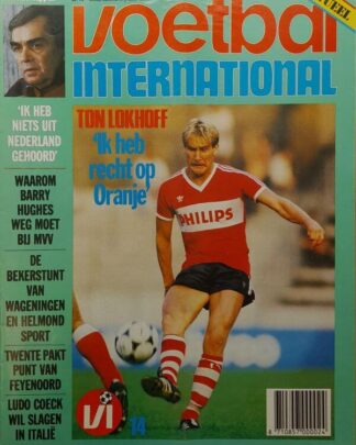 Voetbal International magazine cover met een afbeelding van een voetballer in actie.