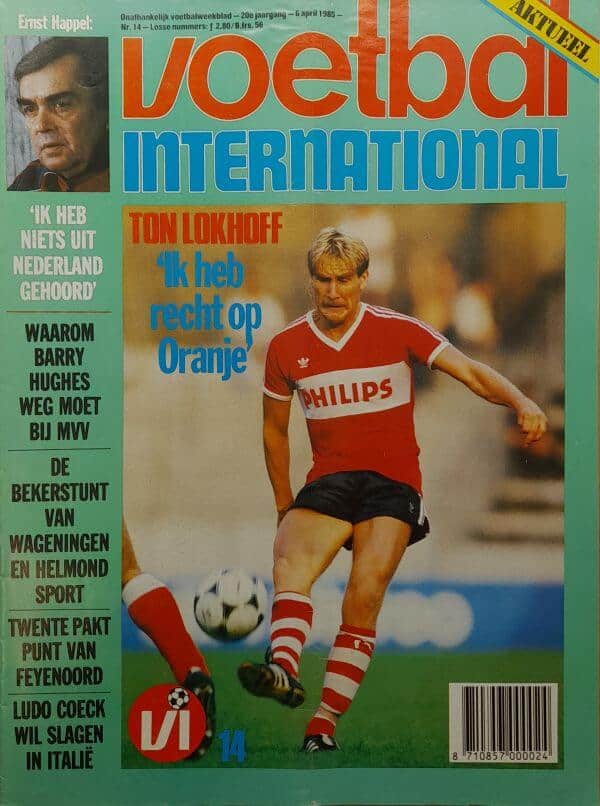 Voetbal International magazine cover met een afbeelding van een voetballer in actie.