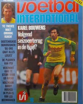 Voetbal International cover met Karel Bouwdens in groene en gele voetbaloutfit.