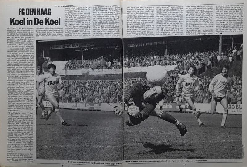Oudere zwart-wit foto van FC Den Haag spelers en keeper tijdens een historische wedstrijd in De Koel.
