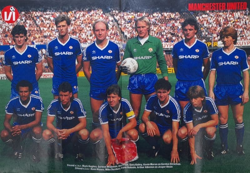 Manchester United voetbalteam in 1990s, teamfoto met spelers en coach.