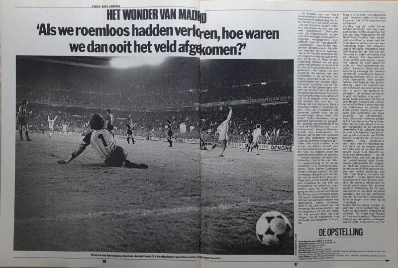 Voetbalwedstrijd met spelers in actie op het veld in een stadion.