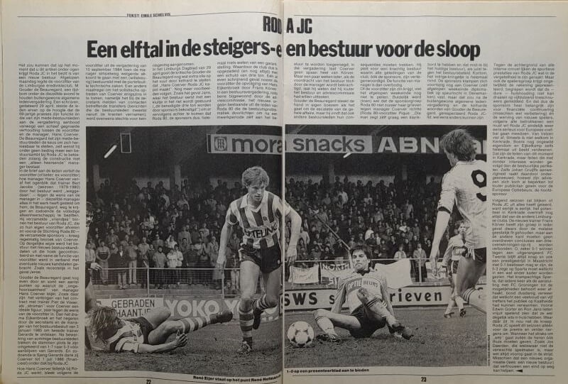 Voetbalwedstrijd met spelers die een doelpunt scoren op het veld.