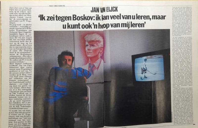 Moderne kunstinstallatie met televisiescherm en schilderij, kunst en media samengebracht.