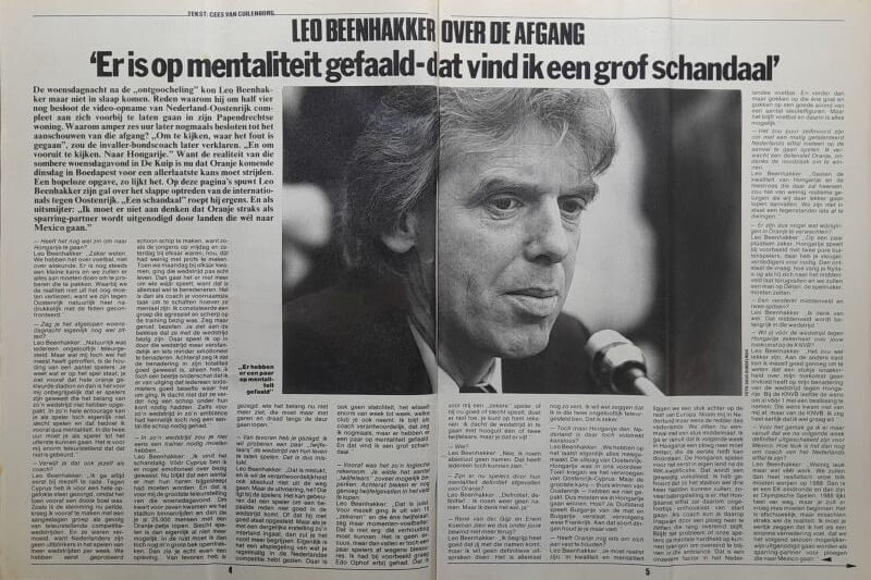 Portret van Leo Beenhakker tijdens interview, zwart-wit foto.